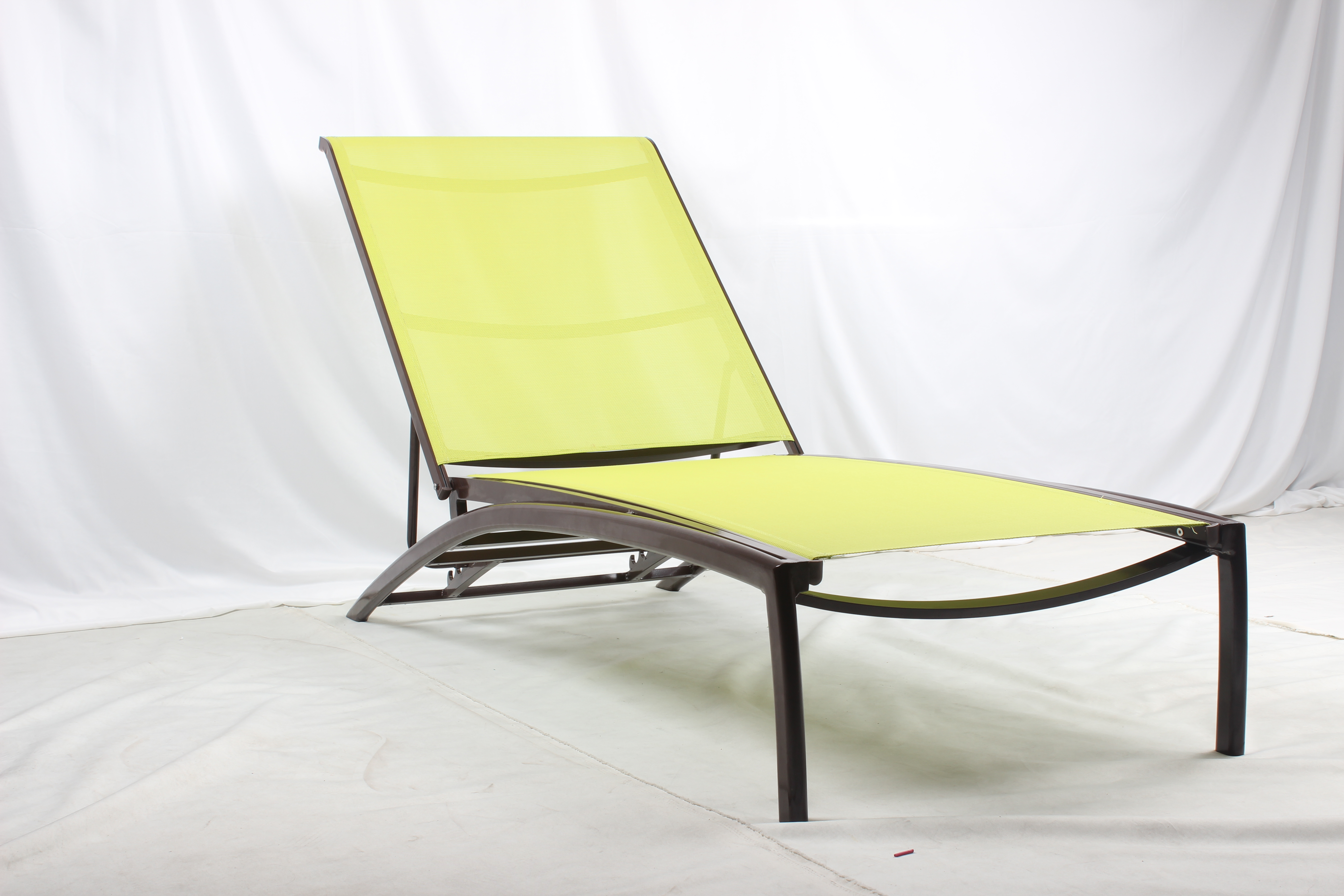 Outdoor patio aluminum chaise lounge with side table
