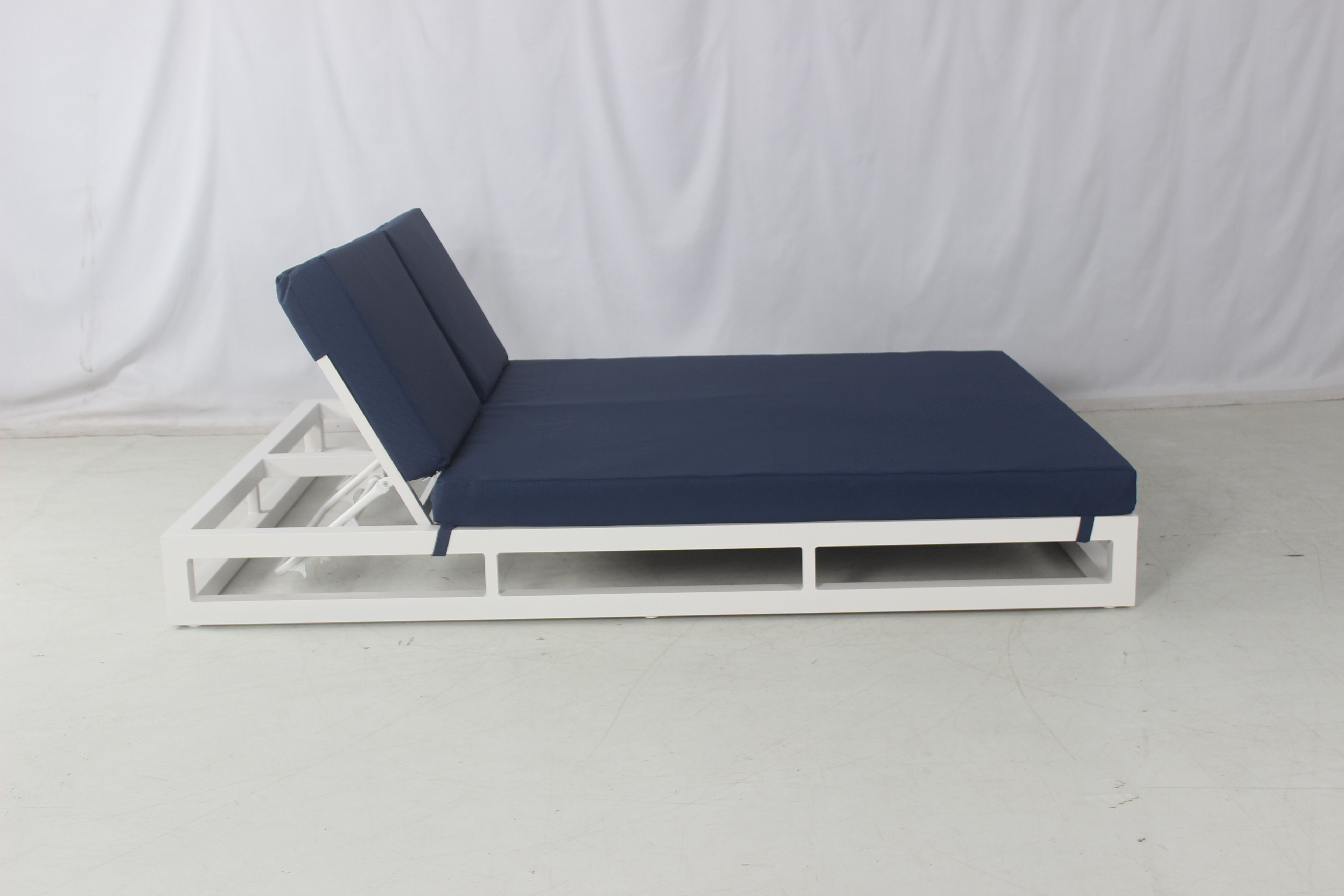 Commercial outdoor pool beach white aluminum double daybed with navy blue cushion