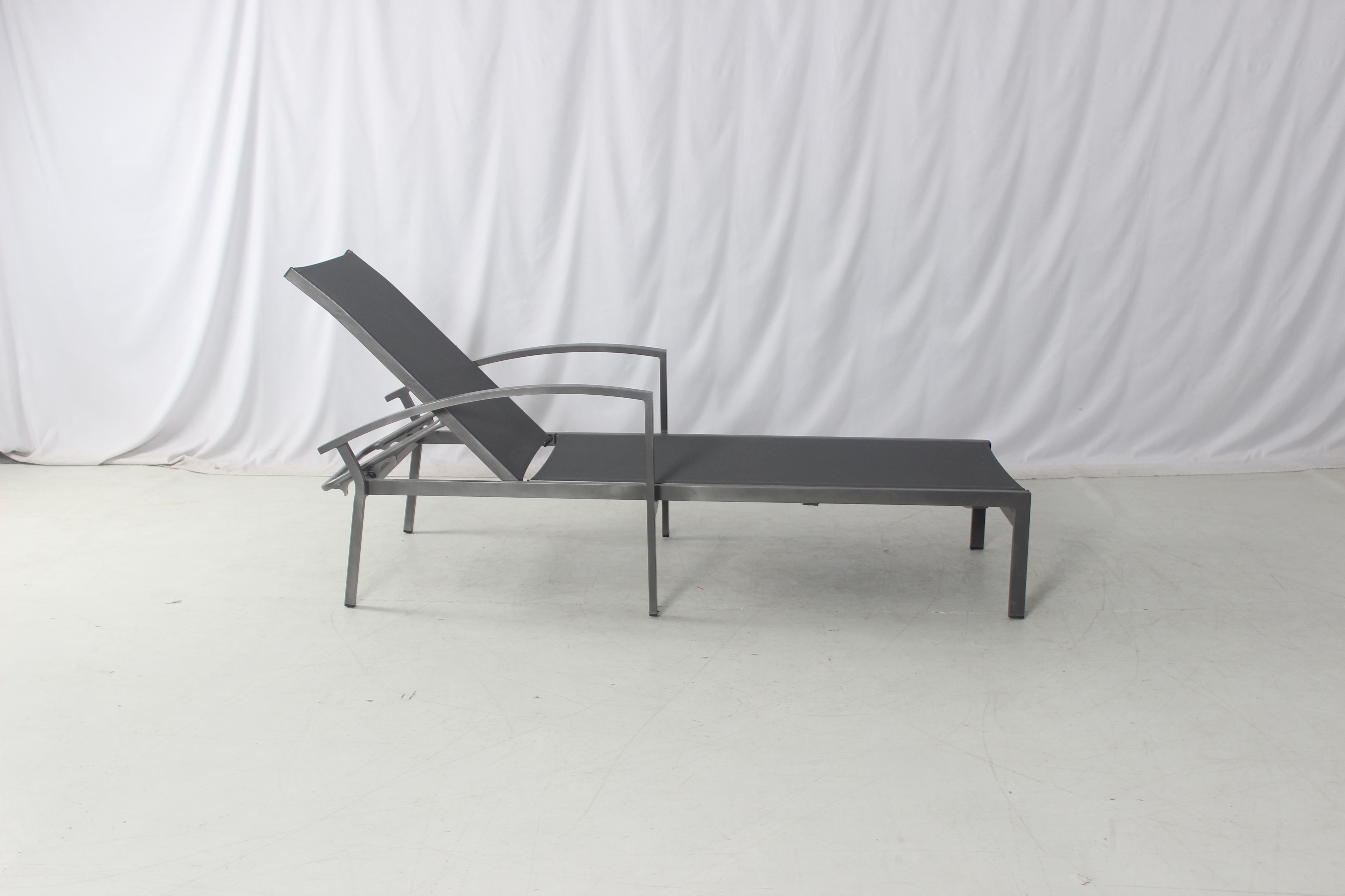 Hotel aluminum pool lounge chair with round side table