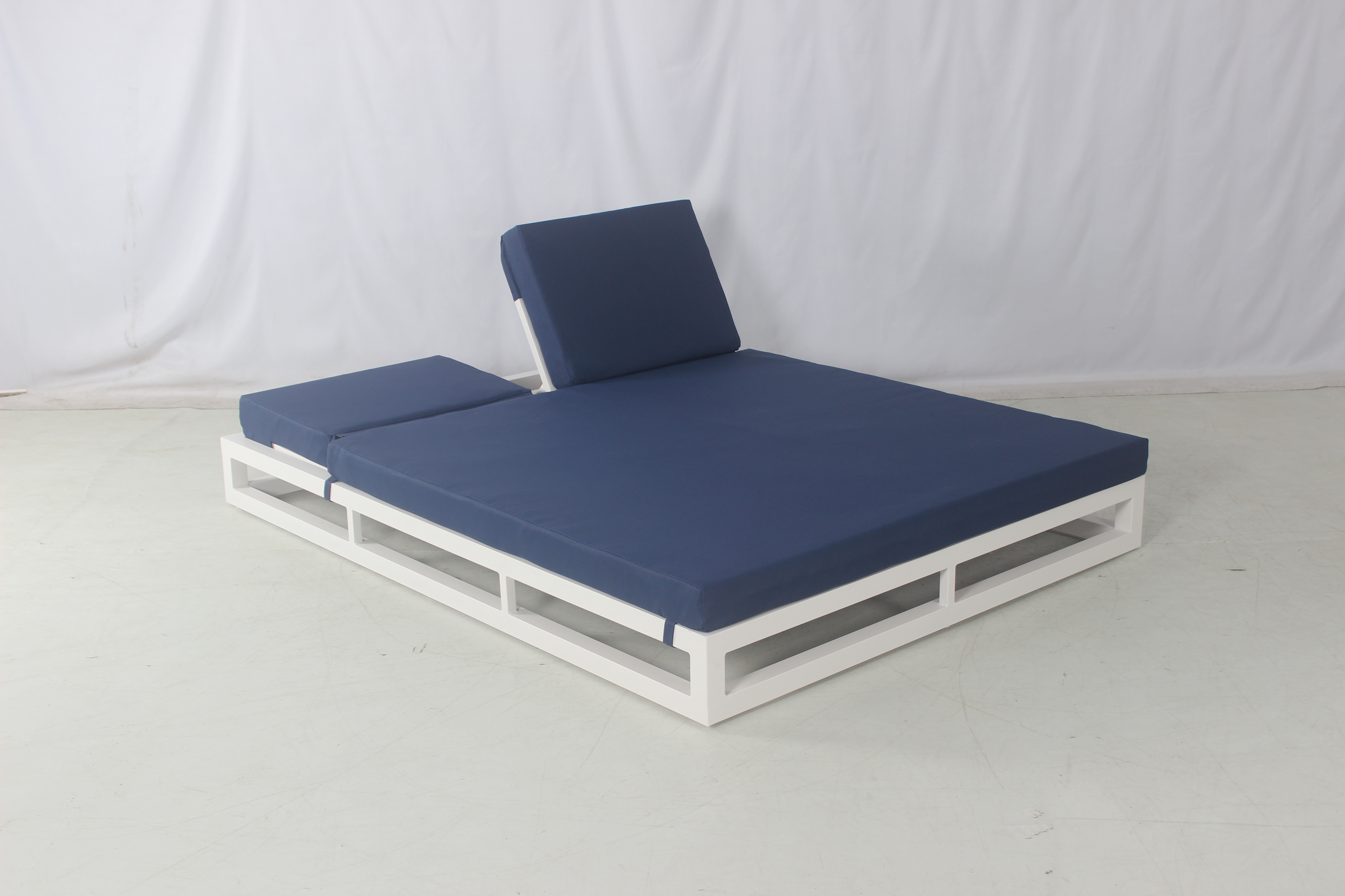 Commercial outdoor pool beach white aluminum double daybed with navy blue cushion
