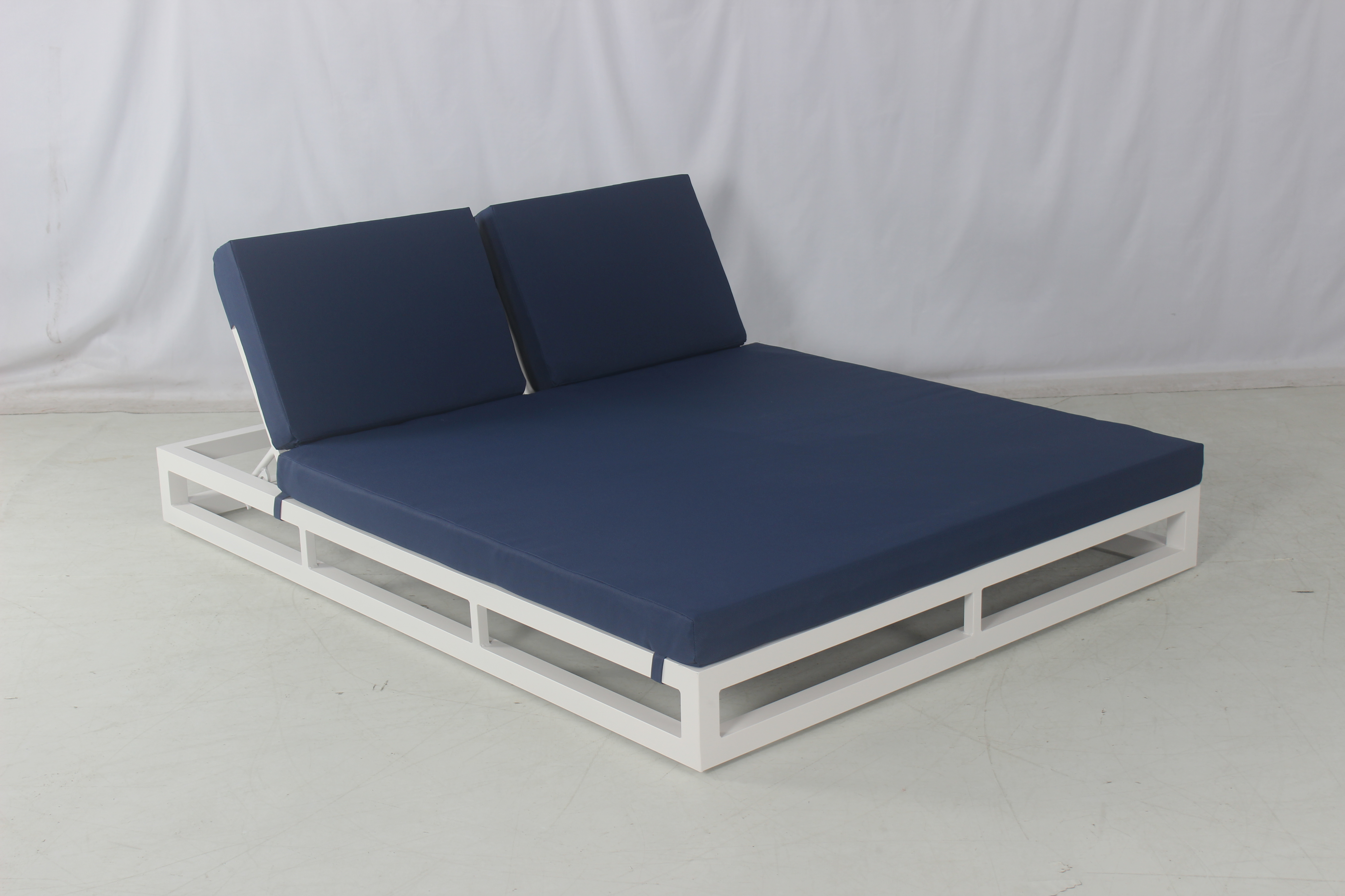 Commercial outdoor pool beach white aluminum double daybed with navy blue cushion