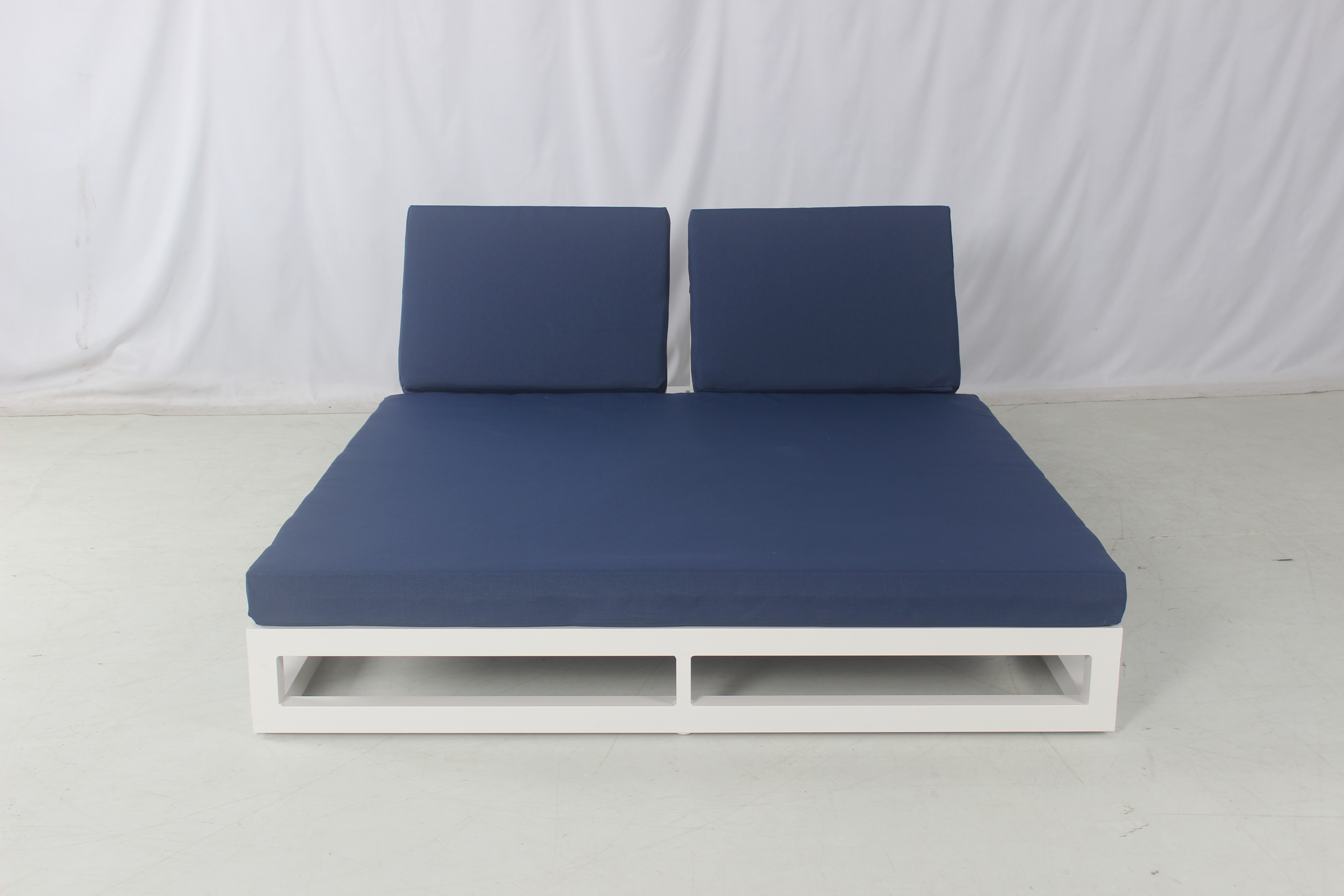 Commercial outdoor pool beach white aluminum double daybed with navy blue cushion