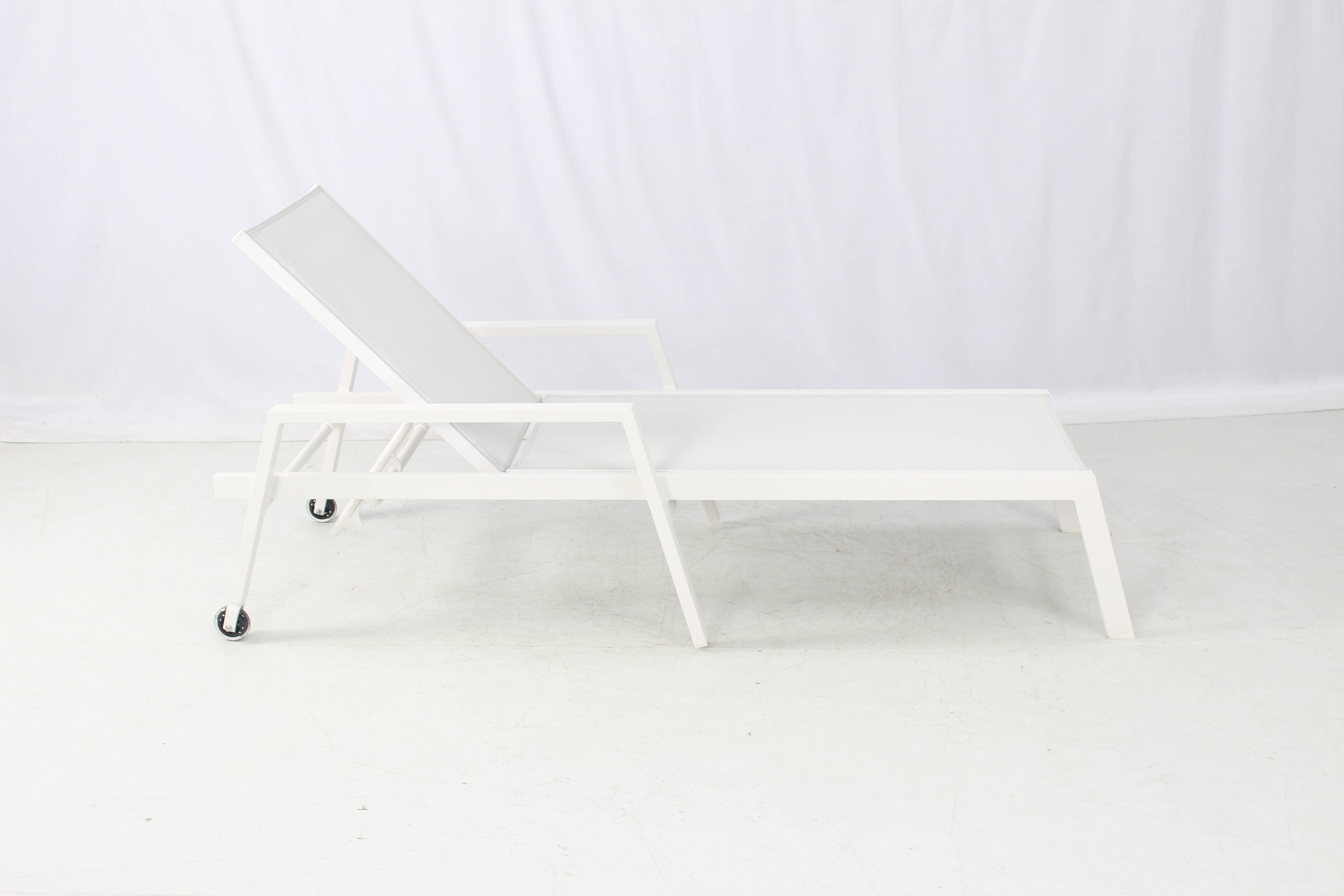 Beach outdoor white aluminum mesh sling pool lounger with arms