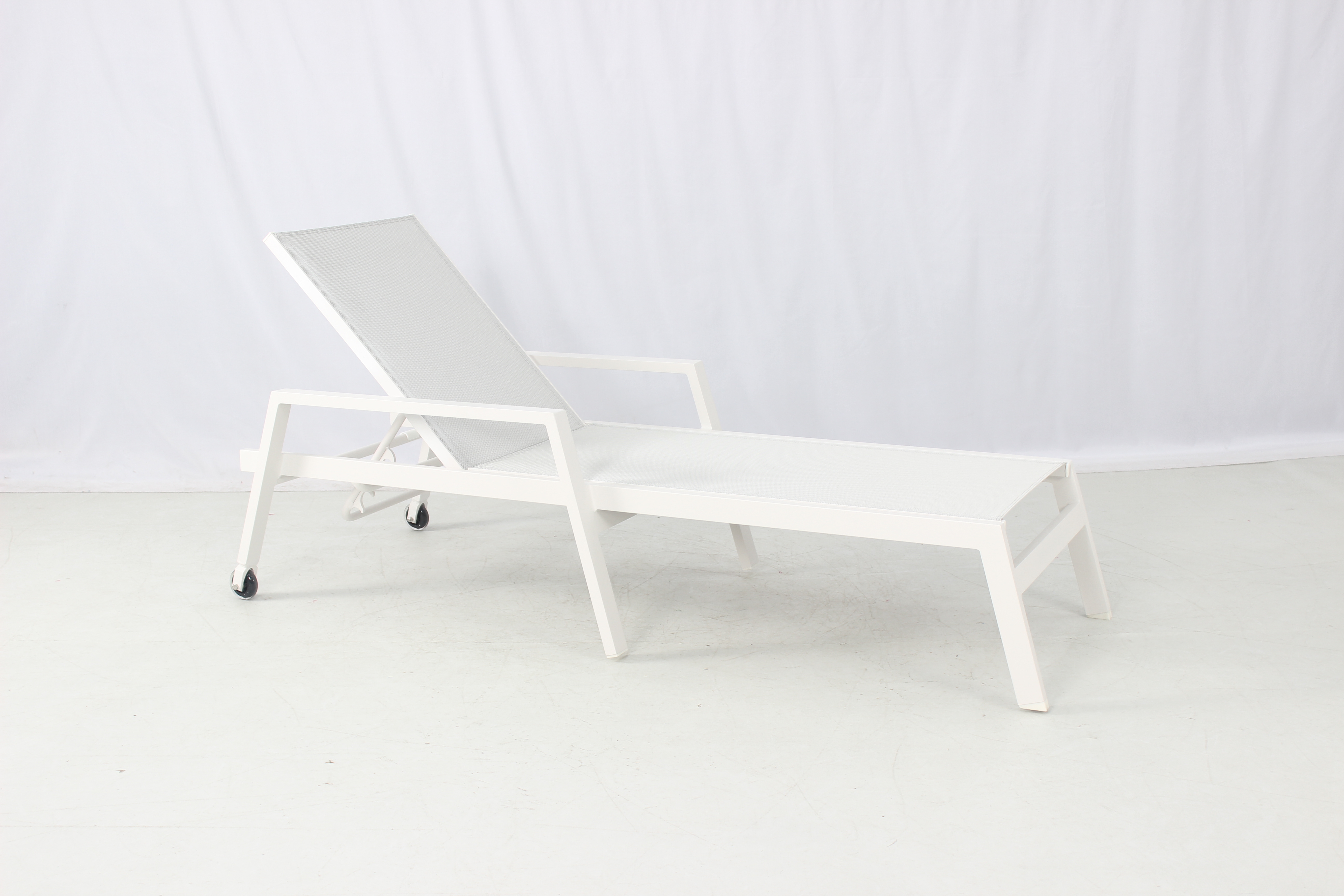 Beach outdoor white aluminum mesh sling pool lounger with arms