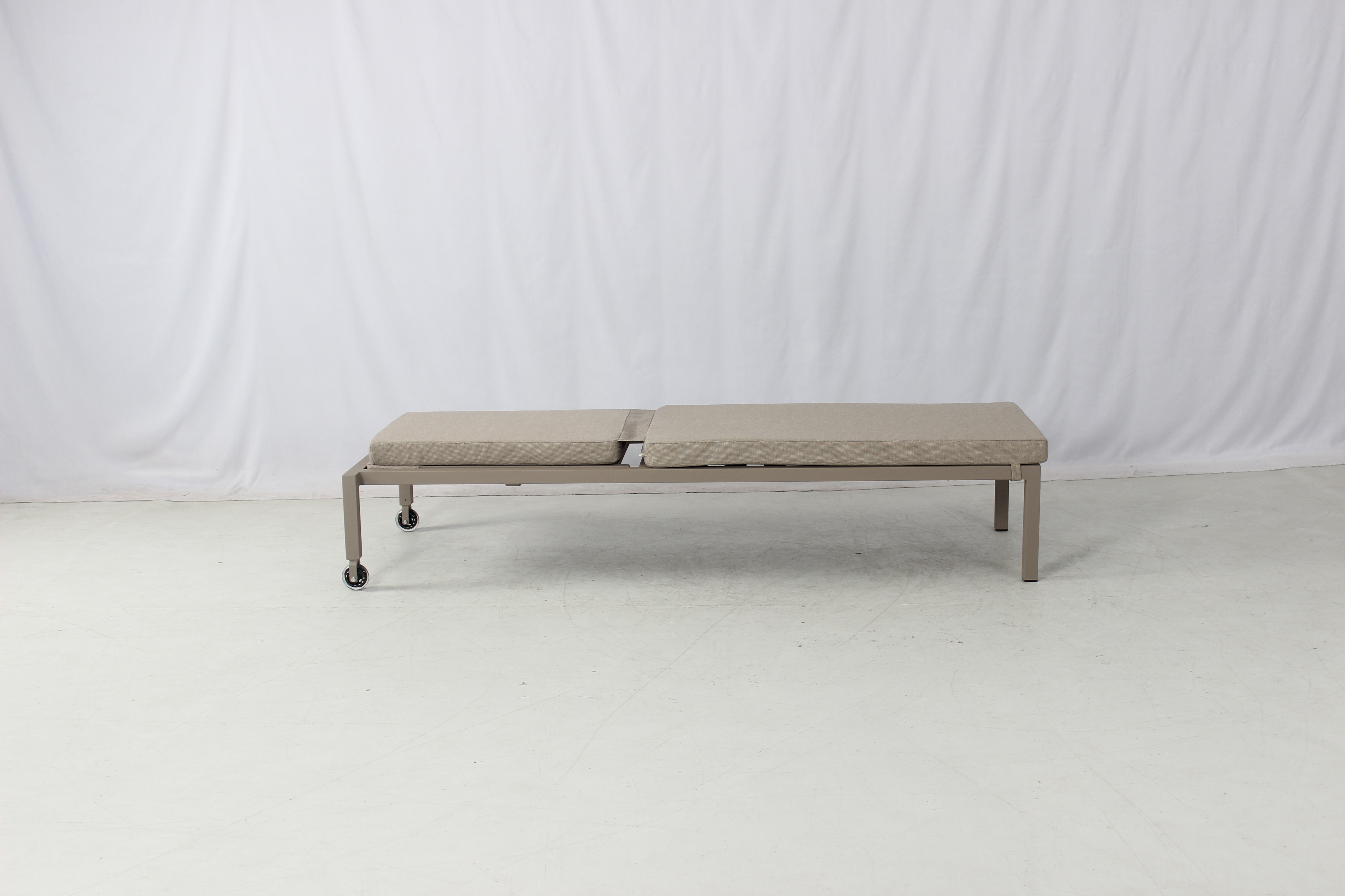 Commerial outdoor pool patio aluminum chaise lounge chair with wheels and cushion
