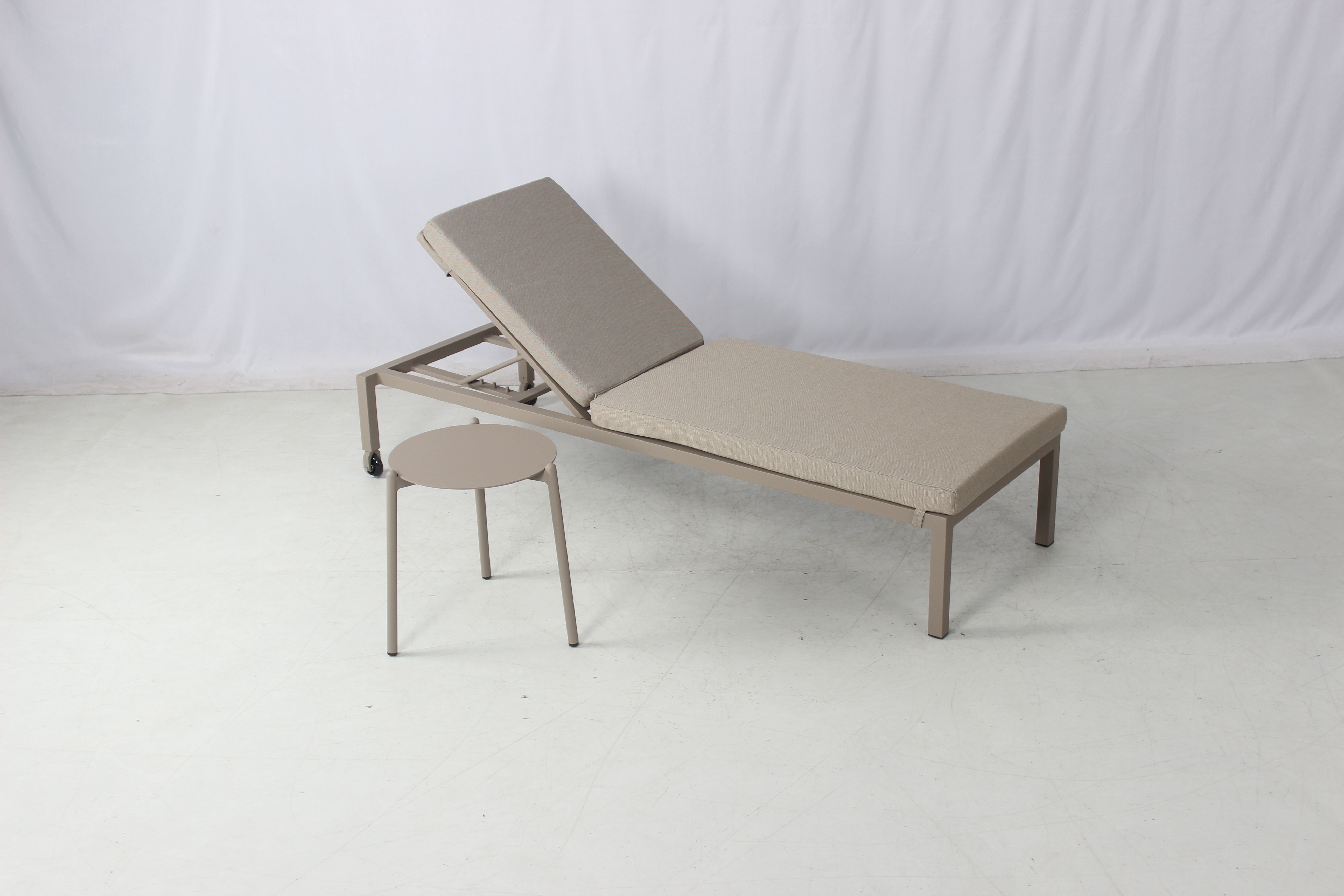 Commerial outdoor pool patio aluminum chaise lounge chair with wheels and cushion