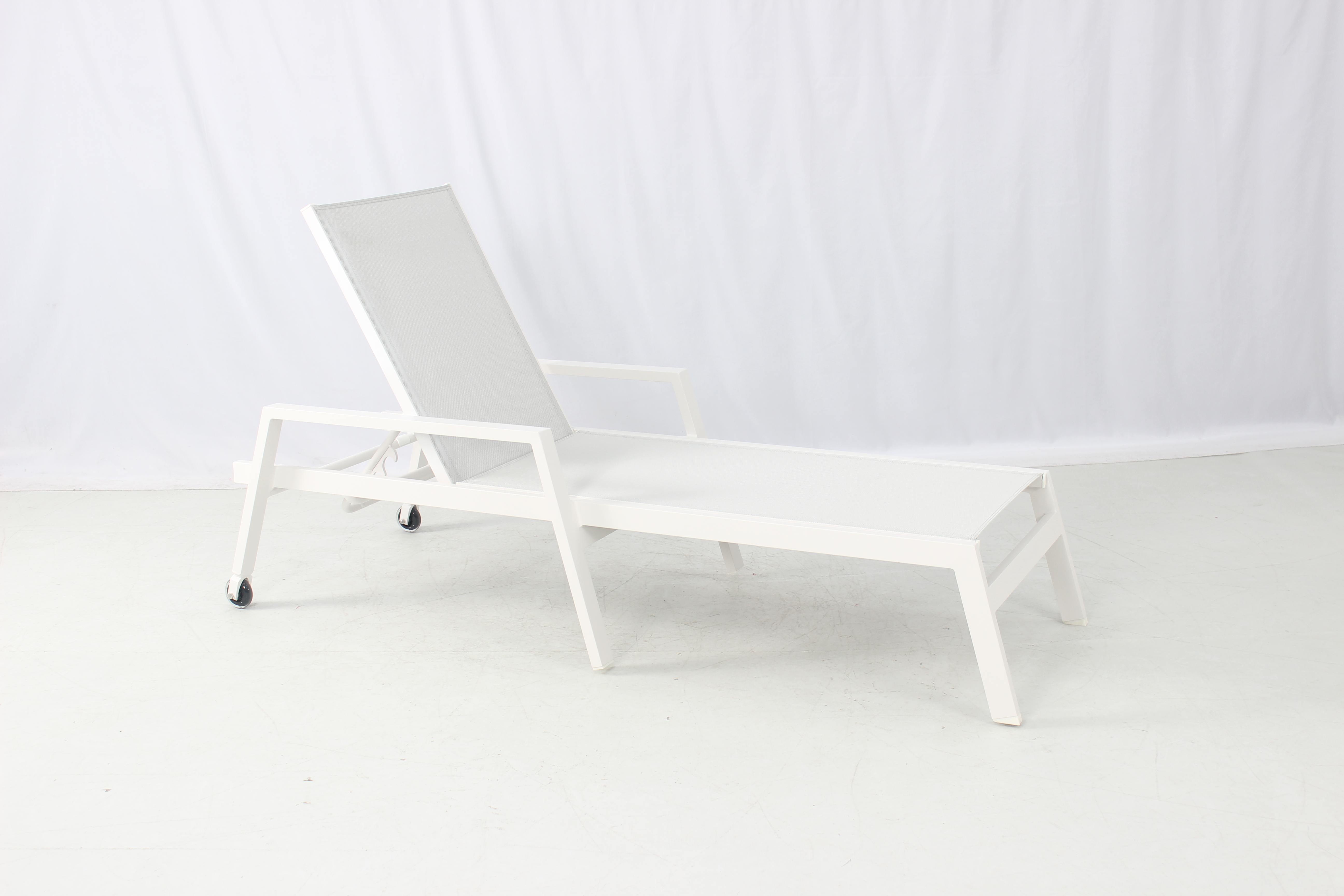 Beach outdoor white aluminum mesh sling pool lounger with arms