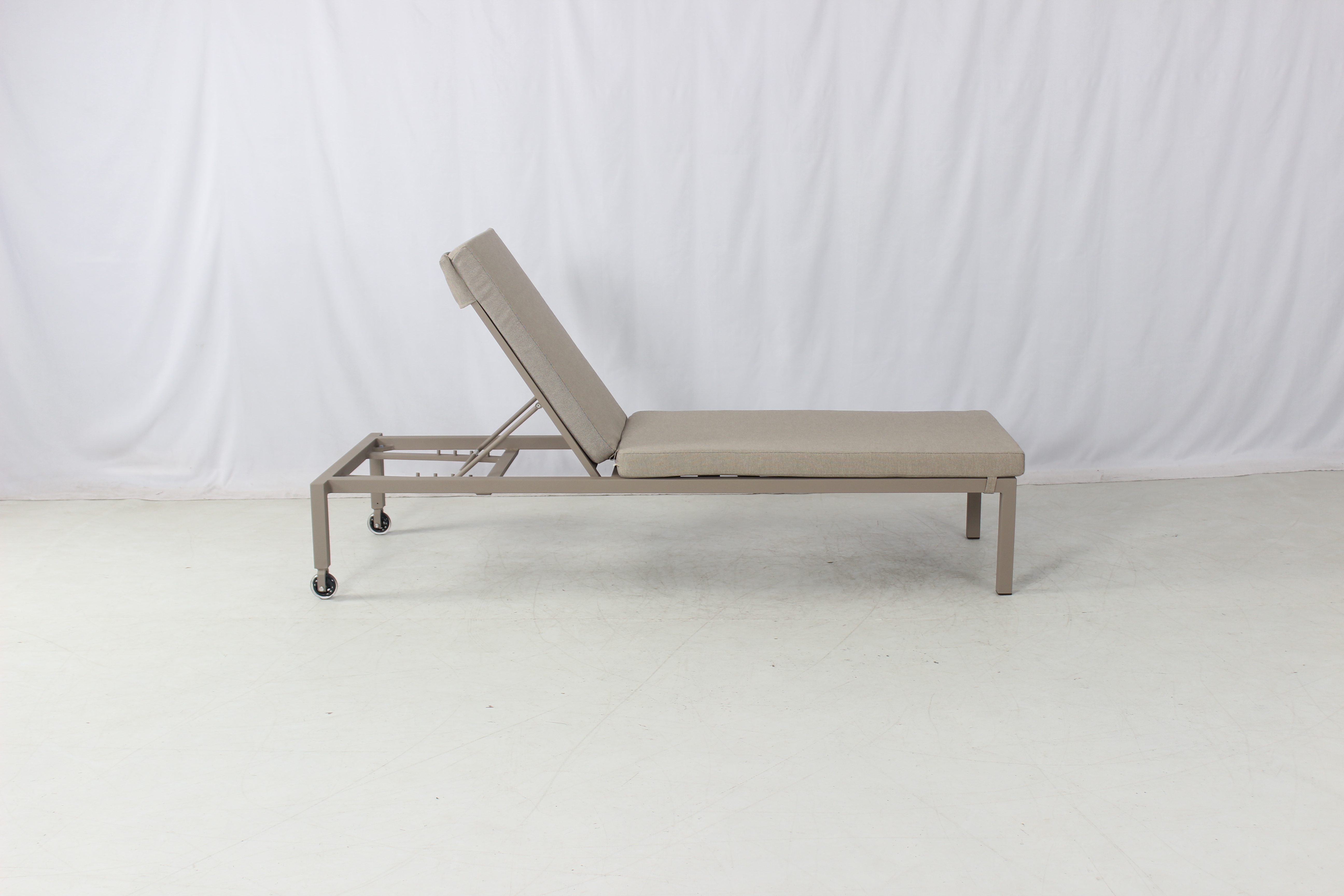 Commerial outdoor pool patio aluminum chaise lounge chair with wheels and cushion