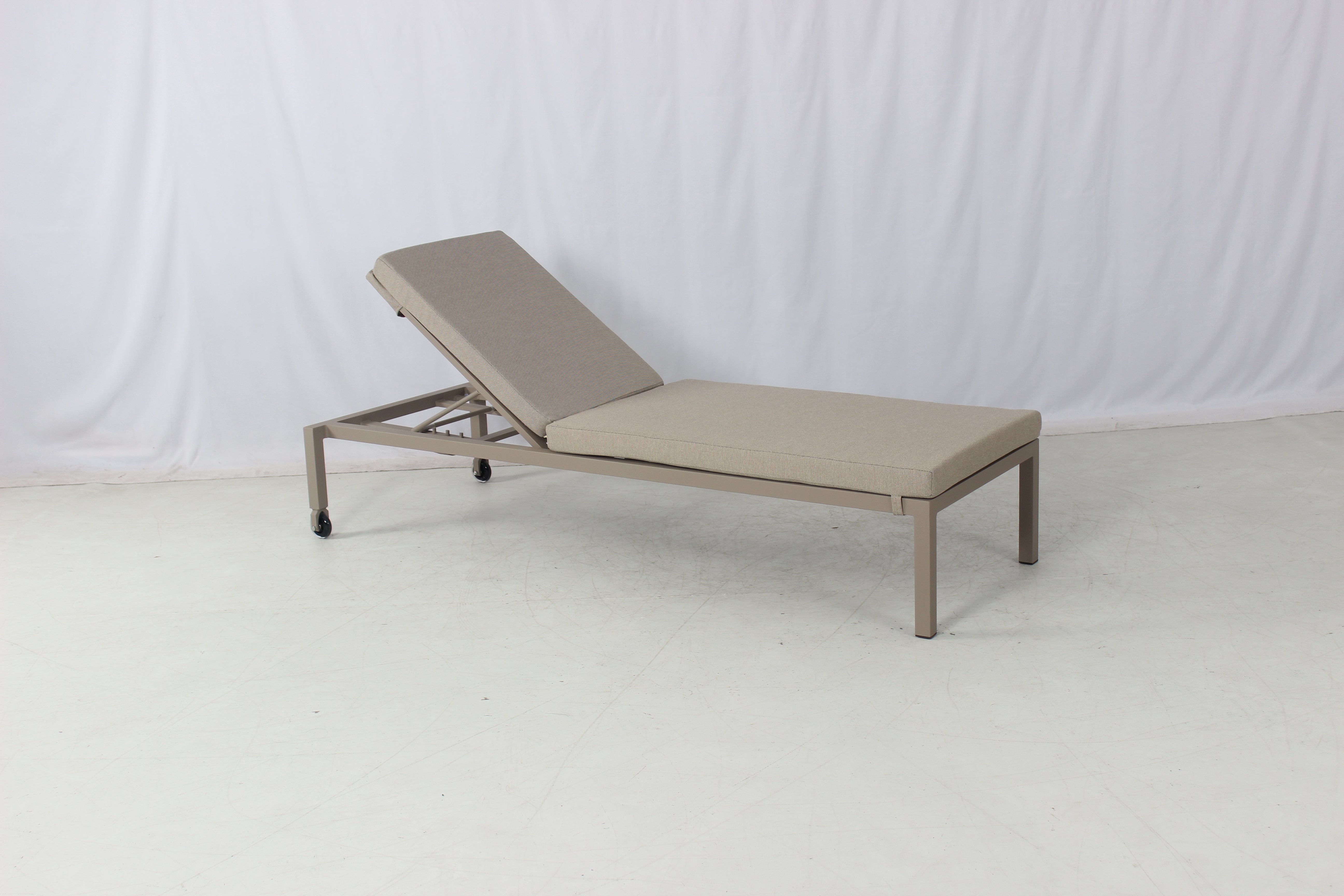 Commerial outdoor pool patio aluminum chaise lounge chair with wheels and cushion