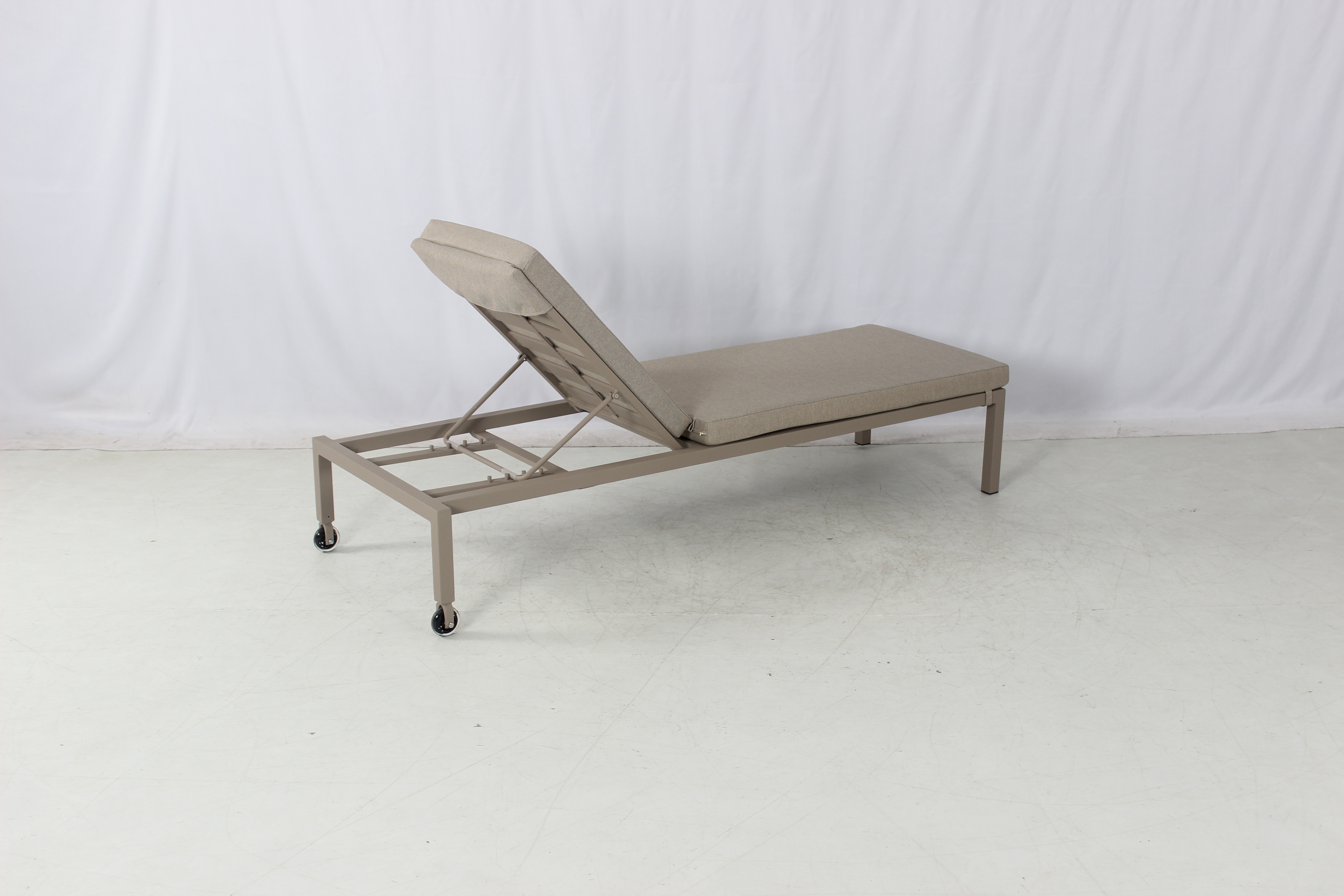 Commerial outdoor pool patio aluminum chaise lounge chair with wheels and cushion
